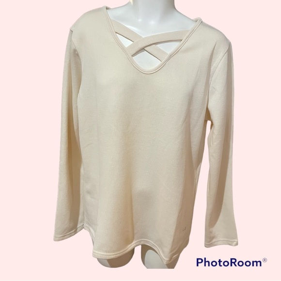 Criss cross neck sweater. - Picture 7 of 8